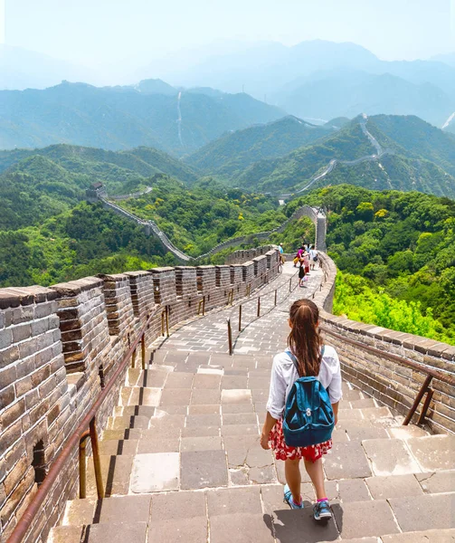 China Reise Abenteuer Frau touristischen Backpacker Wanderrucksack auf der großen Mauer am berühmten Badaling Destination in Peking. Asien Sommerurlaub Tourismus Lifestyle. Blick auf die Berglandschaft — Stockfoto