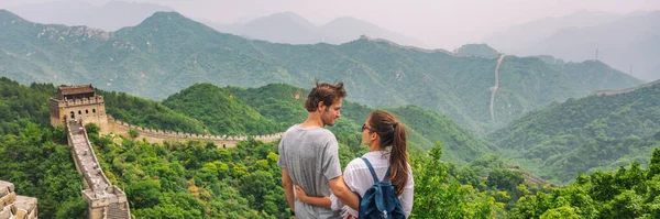 Travel couple China tourists at view of Great wall mountains landscape. Happy interracial Caucasian man, Asian woman enjoying famous destination at Beijing city. Asia summer vacation banner panoramic — Stock Fotó