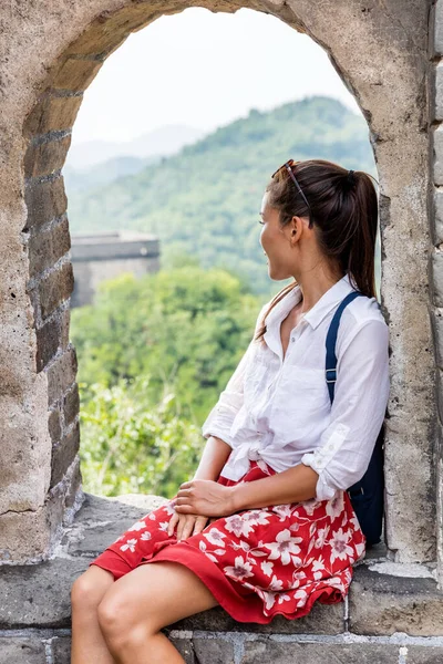 A China viaja na Grande Muralha. Mulher turística na Ásia relaxante sentado no famoso destino turístico chinês e atração em Badaling norte de Pequim. Descansando viajante caminhadas grande parede em férias — Fotografia de Stock