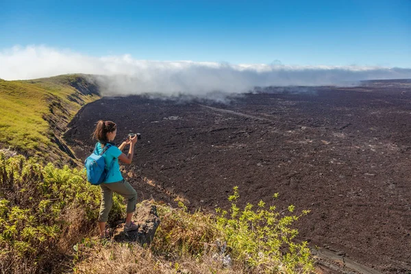 Galapagos toeristische wandelen op vulkaan Sierra Negra vulkaan krater, Isabela Island — Stockfoto