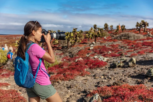 Turista de Galápagos tomando fotos de vida silvestre y paisaje en Seymour Norte —  Fotos de Stock