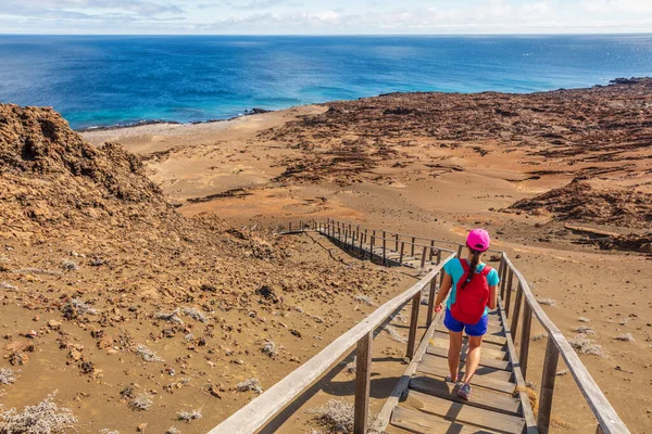 Senderismo turístico en Galápagos disfrutando de la famosa Isla Bartolomé — Foto de Stock