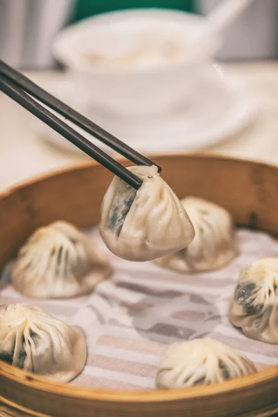 Chinese restaurant eating xiao long bao dumplings steamed soup dumpling asia travel. Shanghai city travel lifestyle. — Stock Photo, Image