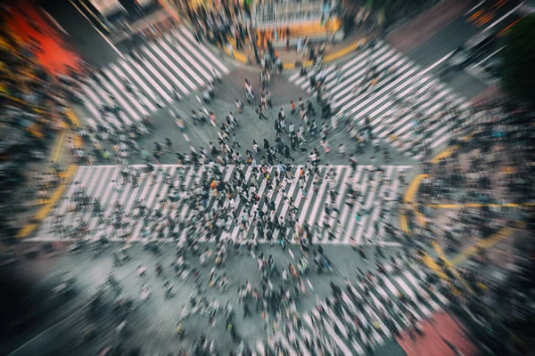 Tokyo città Shibuya attraversamento, folla di persone occupate a piedi sul marciapiede strada aerea vista dall'alto del mondo più trafficato attraversamento del mondo, famosa destinazione turistica. — Foto Stock