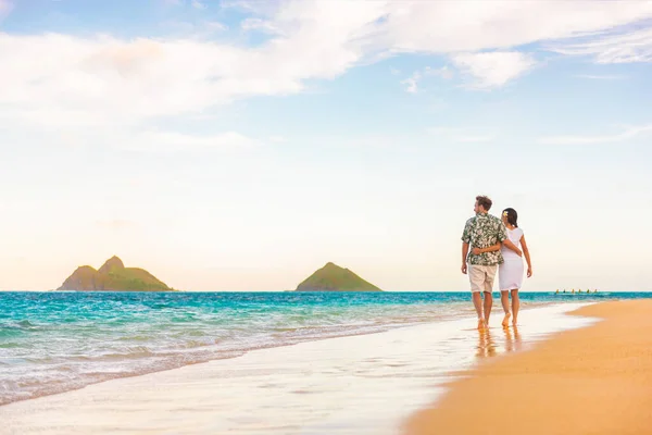 Hawaii Strandurlauber Paar zu Fuß bei Sonnenuntergang Luxus Reise Urlaub Flitterwochen Ziel. Frischvermählte glücklich am Strand von Lanikai, Oahu, Hawaii. — Stockfoto