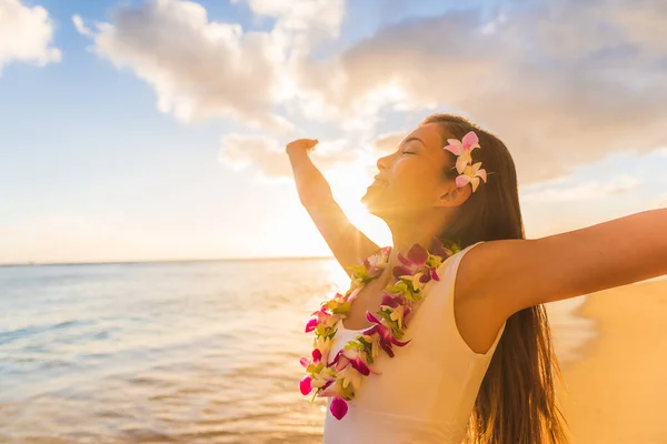 Hawaii hula luau kvinna bär hawaiian lei blomma halsband på Waikiki stranden dans med öppna armar gratis på hawaiian semester. Asiatisk flicka med färska blommor hår, traditionell polynesisk dans. — Stockfoto