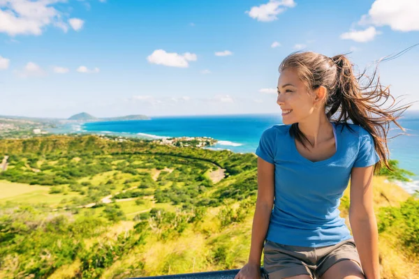 Hawaii caminhante turista mulher asiática caminhadas a cabeça de diamante Estado Monumento parque atração turística famosa coisas para fazer em Honolulu Cidade vista de Waikiki. Viagem de verão. — Fotografia de Stock