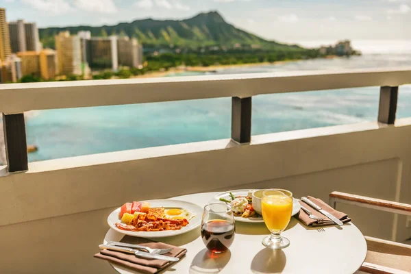 Hotel kamer ontbijt op balkon uitzicht op Waikiki strand, Honolulu, Hawaï. Vakantie reizen ochtend voedsel Amerikaans ontbijt in luxe resort buiten. — Stockfoto