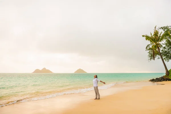 Praia mulher de férias feliz sentindo-se livre na praia de Lanikai, Havaí paraíso lua de mel destino para os EUA férias de viagem de verão. Menina asiática despreocupada com os braços abertos desfrutando de sol. — Fotografia de Stock
