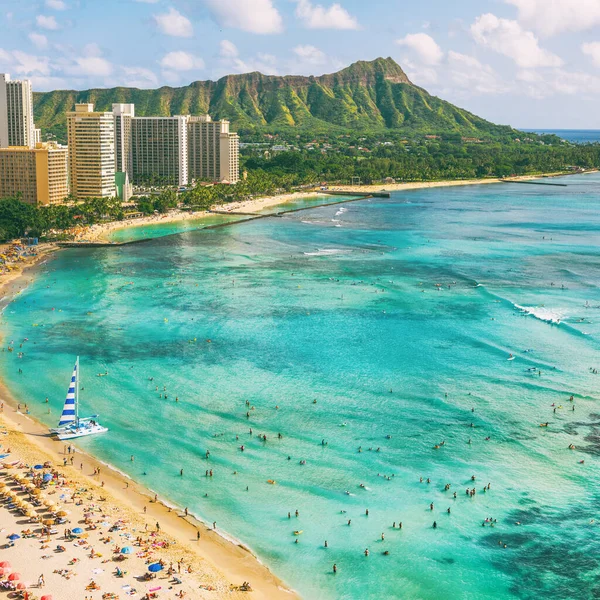 Hawaii Waikiki pláž ve městě Honolulu, letecký pohled na Diamond Head slavné památky cestovní destinace. Vrchol hory při západu slunce, Oahu Island, USA dovolená. — Stock fotografie
