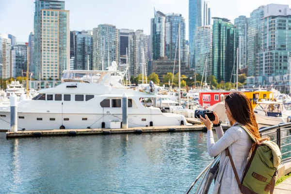 Vancouver Canadá mulher turista tirar foto com câmera no Coal Harbour em férias de verão na cidade canadense. Estilo de vida urbano. — Fotografia de Stock