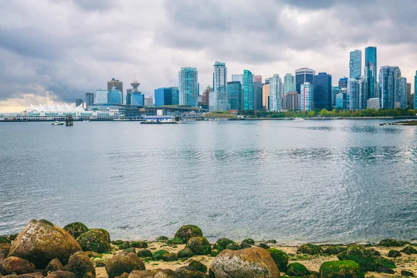 Vista del horizonte de la ciudad de Vancouver desde Stanley Park, BC Columbia Británica, Canadá en días lluviosos. Destino de viaje de otoño. — Foto de Stock