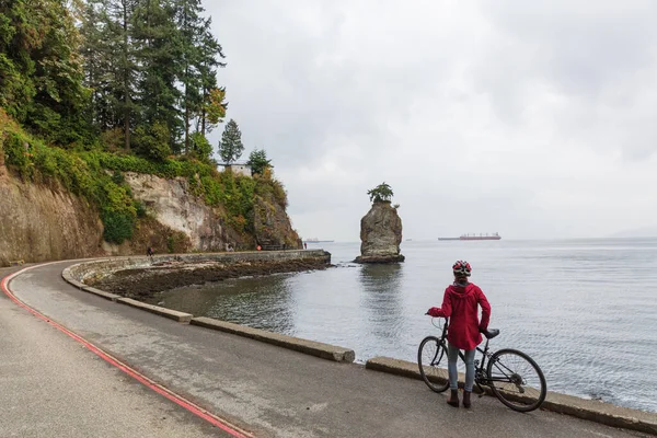 Vancouver rowerzystka na drodze rowerowej wokół Stanley Park, słynnej działalności turystycznej atrakcji w Kolumbii Brytyjskiej, Kanada. Jesienny styl życia. — Zdjęcie stockowe