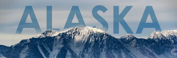 Bannière panoramique du paysage de l'Alaska avec des sommets enneigés dans le parc national de Glacier Bay, États-Unis. Affiche de titre Alaska pour une escapade en croisière en été hiver. Contexte de la publicité. — Photo