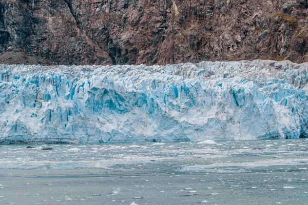 Frente al glaciar de Alaska en el Parque Nacional Glacier Bay. El calentamiento global del Hielo Azul. EEUU destino de viaje. — Foto de Stock