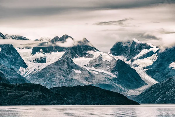 Glacier Bay National Park, Alaska, EE.UU. Alaska vista panorámica de viajes en crucero de las montañas cubiertas de nieve al atardecer. Hermosas montañas nevadas vista del paisaje desde vacaciones en cruceros. — Foto de Stock