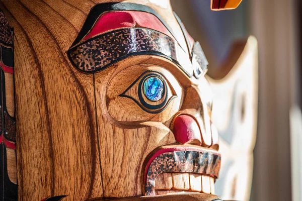 Художнє мистецтво тотемської скульптури на деревному стовпі Аляски.. — стокове фото