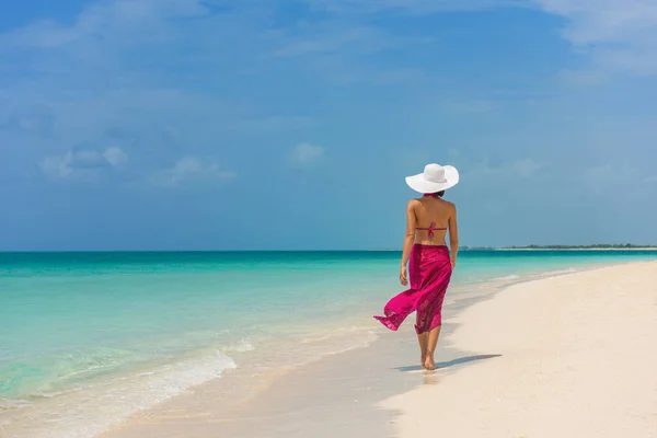 Vacaciones en la playa viajes de lujo a destino caribeño mujer turista caminando en la playa con aguas turquesas Turcos y Caicos paisaje. — Foto de Stock