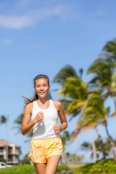 Trotar asiático chica entrenamiento cardio fuera, ejecutar ejercicio. —  Fotos de Stock