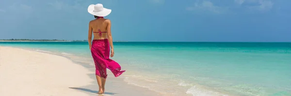 럭셔리 여행중 겨울 휴가 때는 카리브해에서 휴가를 보내는 핑크 패션 스커트를 입고 해변을 산책하는우아 한 부인 이 있다. 배경을 위한 만화경 재배. — 스톡 사진
