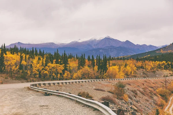 Alaska road trip in het najaar. Highway met bergen op de achtergrond. — Stockfoto