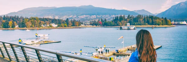 Frau beim Spaziergang im Coal Harbour in Vancouver City im Herbst, BC, Kanada. Lifestyle-Banner für Herbstreisen. — Stockfoto