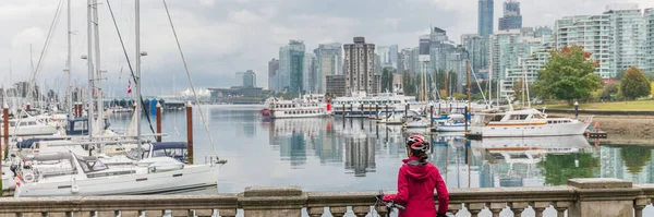 Şehrin siluetindeki Vancouver 'lı kadın şehir arkaplanı panorama pankartıyla limanda kask takıyor.. — Stok fotoğraf