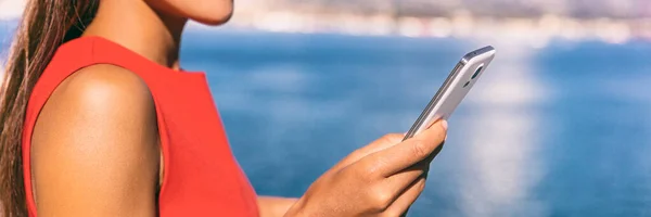 Handy-Unternehmerin textet auf Handy — Stockfoto