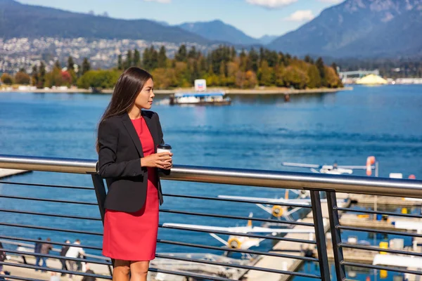 Affärskvinna dricker kaffe i Vancouvers hamn — Stockfoto