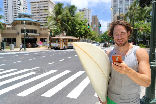 Hawaii surfer man Honolulu lifestyle using phone — Stock Photo, Image