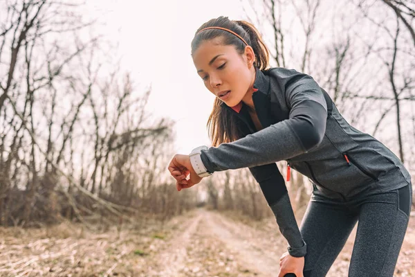 Sport óra futás nő ellenőrzése smart watch tracker — Stock Fotó