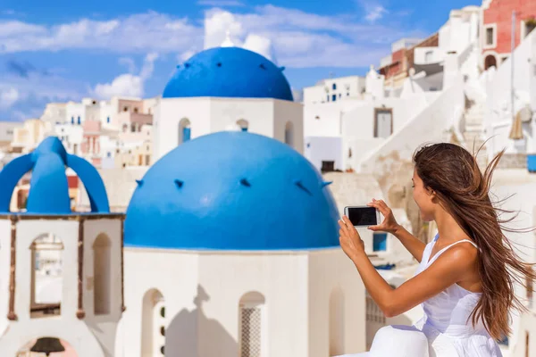 Cestovní žena fotit telefon Santorini — Stock fotografie