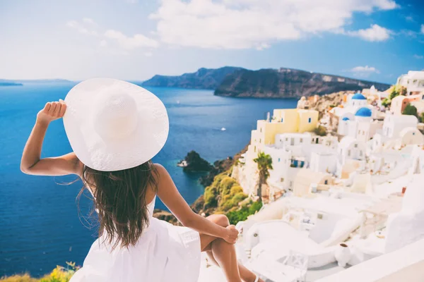 Toeristische vrouw gezien op reis Santorini — Stockfoto