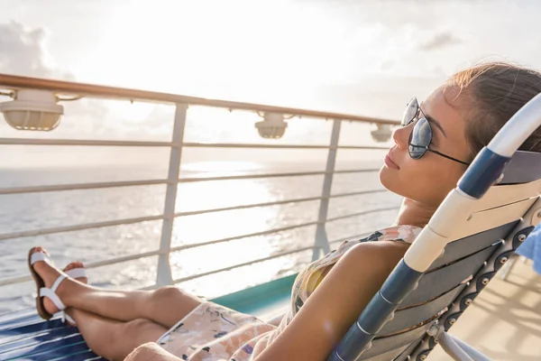 游轮度假妇女在甲板躺椅上休息 — 图库照片