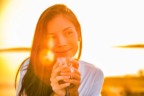 Morgon kaffe lycklig kvinna dricka i soluppgången — Stockfoto