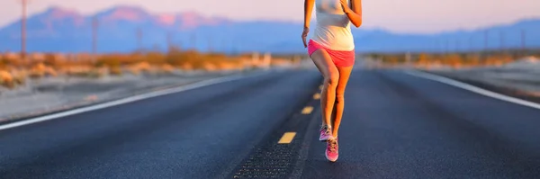 Corredor de carretera corriendo entrenamiento en banner de camino desierto —  Fotos de Stock