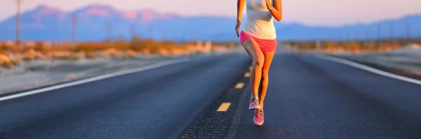 Strada corridore in esecuzione di formazione sulla strada del deserto banner — Foto Stock