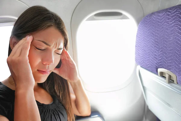 Podróże samolot chory kobieta strach latający ból głowy — Zdjęcie stockowe