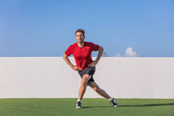 Curtsy lunge exercício fitness homem fazendo corpo escultura treino lado coxas músculos com pernas lunges no parque ao ar livre ginásio — Fotografia de Stock