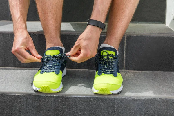Sportmann, der Laufschuhe schnürt, bereitet sich mit Smartwatch auf das Fitnesstraining vor, um auf Treppen Cardio-Übungen zu trainieren. Aktivität eines gesunden Lebensstils, Fitness-Motivation — Stockfoto