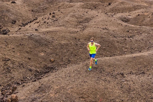 산에 있는 언덕의 자연 풍경 속을 달리는 인간의 흔적. 크로스컨트리 경주에서 경쟁하는 울트라 경주자는 화산암 실외 통로에서 인내력을 발휘 한다 — 스톡 사진