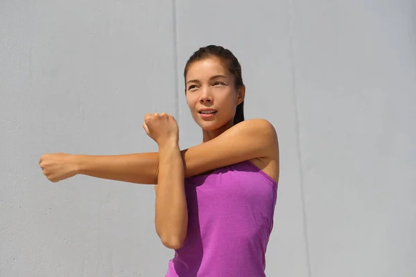 Fitness Asijské runner dělat warm-up natahování paže před jogging cvičení venku. Běh závod dívka se připravuje na běh soutěže — Stock fotografie