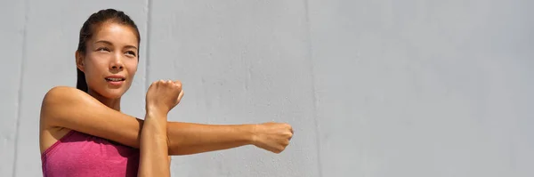 Γυναίκα γυμναστικής ετοιμάζεται να τρέξει κάνοντας ζέσταμα τεντώνοντας τα χέρια. Ασιάτισσα δρομέας. Εκτέλεση παραγωγής πανοράματος banner κινήτρων — Φωτογραφία Αρχείου