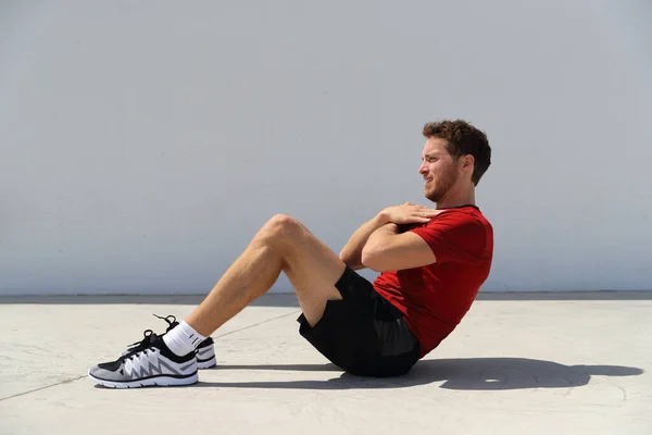 Fitness-Mann bei Sit-ups Körpergewichtsbodenübungen im Fitnessstudio. Sportler, der Bauchmuskeln trainiert und Crunches trainiert, um Sixpack zu bekommen — Stockfoto