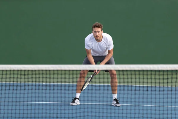 Profesjonell tennisspiller som venter på å få ballen, spiller på hard bane. Treningsperson med fokus på netto, klar til å returnere trening i utendørssport – stockfoto