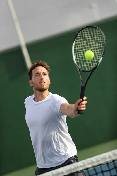 Tenisový hráč muž bít volejbal s forehand vracející míč hrát na hřišti. Sportovní trénink portrétů na letním tréninku — Stock fotografie