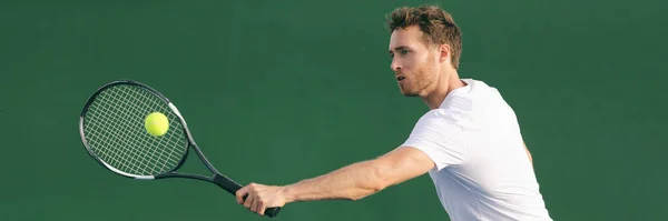 Jogador de tênis batendo bola com raquete backhand em quadra dura. Homem jogando jogo retornando bola no banner panorama. Esportes e fitness estilo de vida ativo — Fotografia de Stock