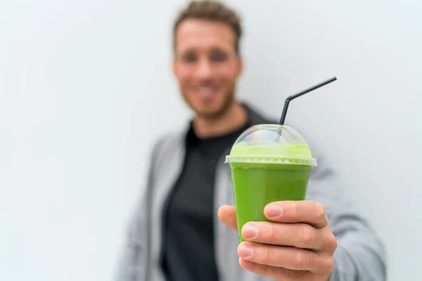 Homme de santé buvant boisson smoothie vert perte de poids. Main tenant tasse en plastique de jus de légumes, alimentation saine régime alimentaire mode de vie — Photo