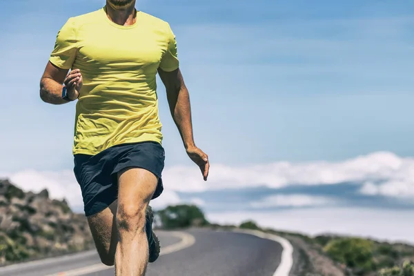 Treinamento de atleta corredor em corrida ao ar livre com tecnologia wearable relógio inteligente trabalhando cardio em exercício intenso. Apto e homem saudável — Fotografia de Stock