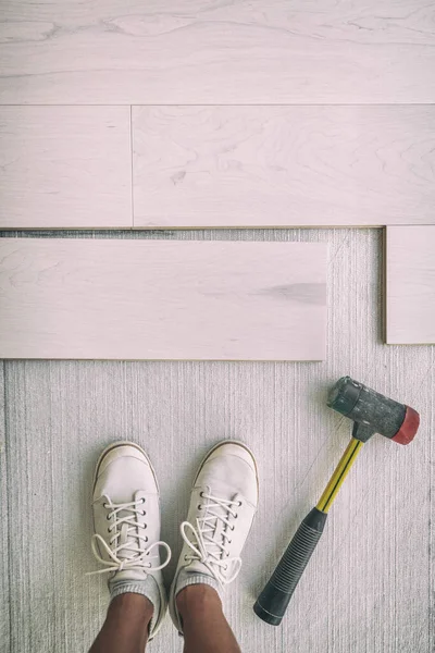 Tablones de piso de madera de madera de arce blanco natural. Instalación de suelo sobre ruido insonorizado reduciendo la capa de subsuelo de membrana. Nuevo concepto de mejoras para el hogar condominio —  Fotos de Stock